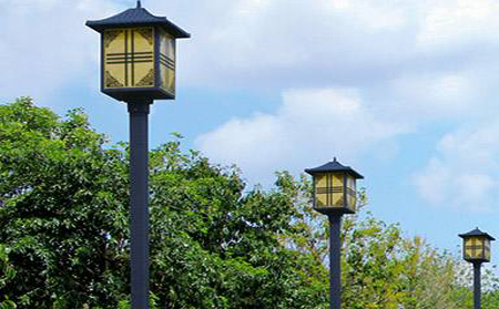 太阳能阿拉尔庭院灯怎么选亮度与续航更耐用